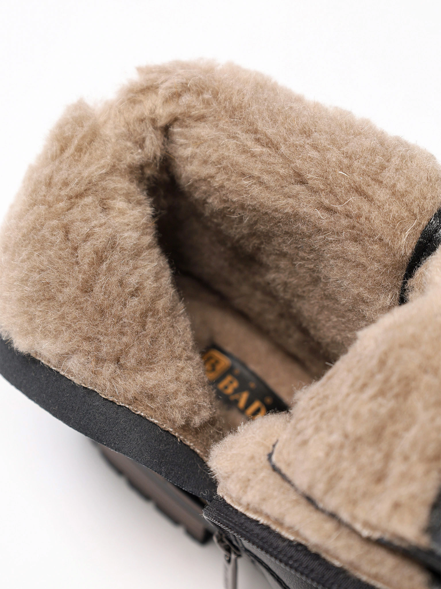 Ботинки черного цвета на среднем каблуке